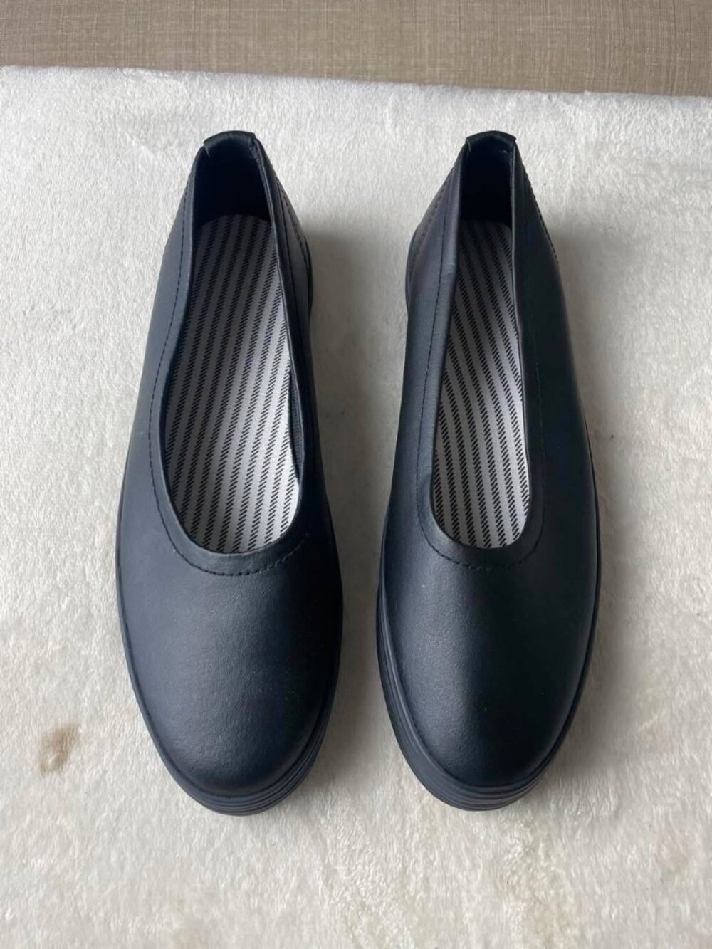 NWOB Avon Women's Black Leather Slip-On Flats Sneakers size 7